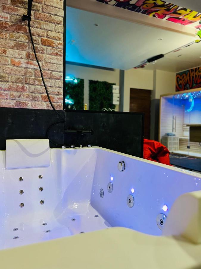 Capsule Street Art - Sauna- Jacuzzi - Playstation 5 - Billard - Netflix - Home Cinema - Terrasse Douai Zewnętrze zdjęcie